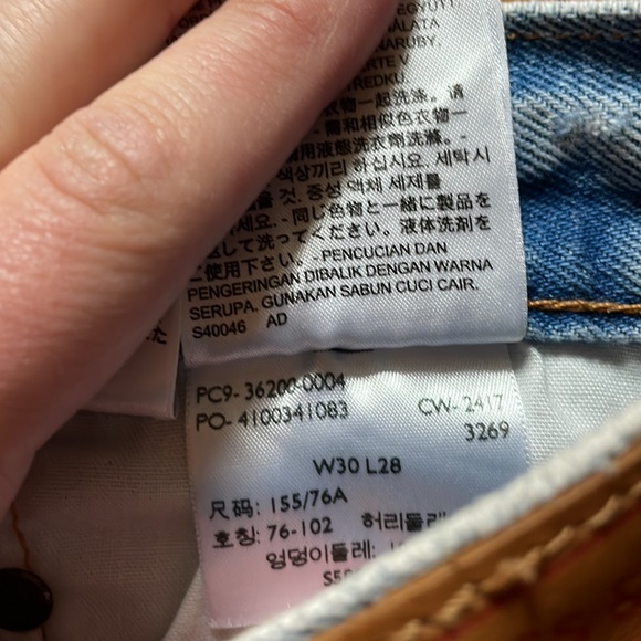 Straight Leg Ripped Levi’s 501 - Picture 4 of 5